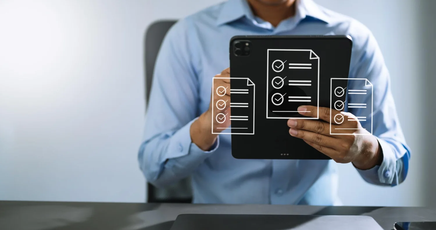 Consulta de processos por CPF em Indaiatuba: homem com tablet e representações gráficas de listas de verificação